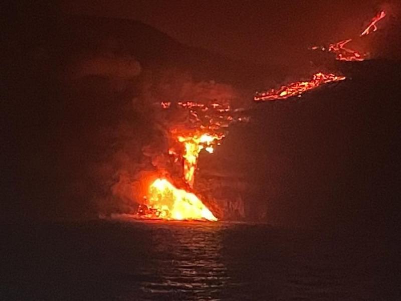 La lava del volcán de La palma tocó el mar a las 23:01 hora canaria, diez días después de la erupción. 