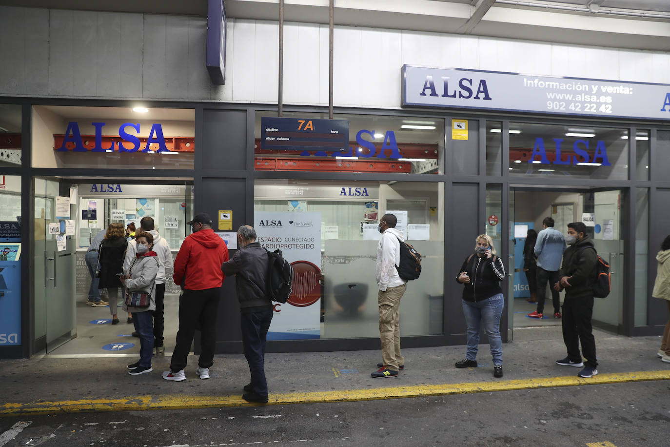 Fotos: Colas en la primera jornada de huelga en ALSA