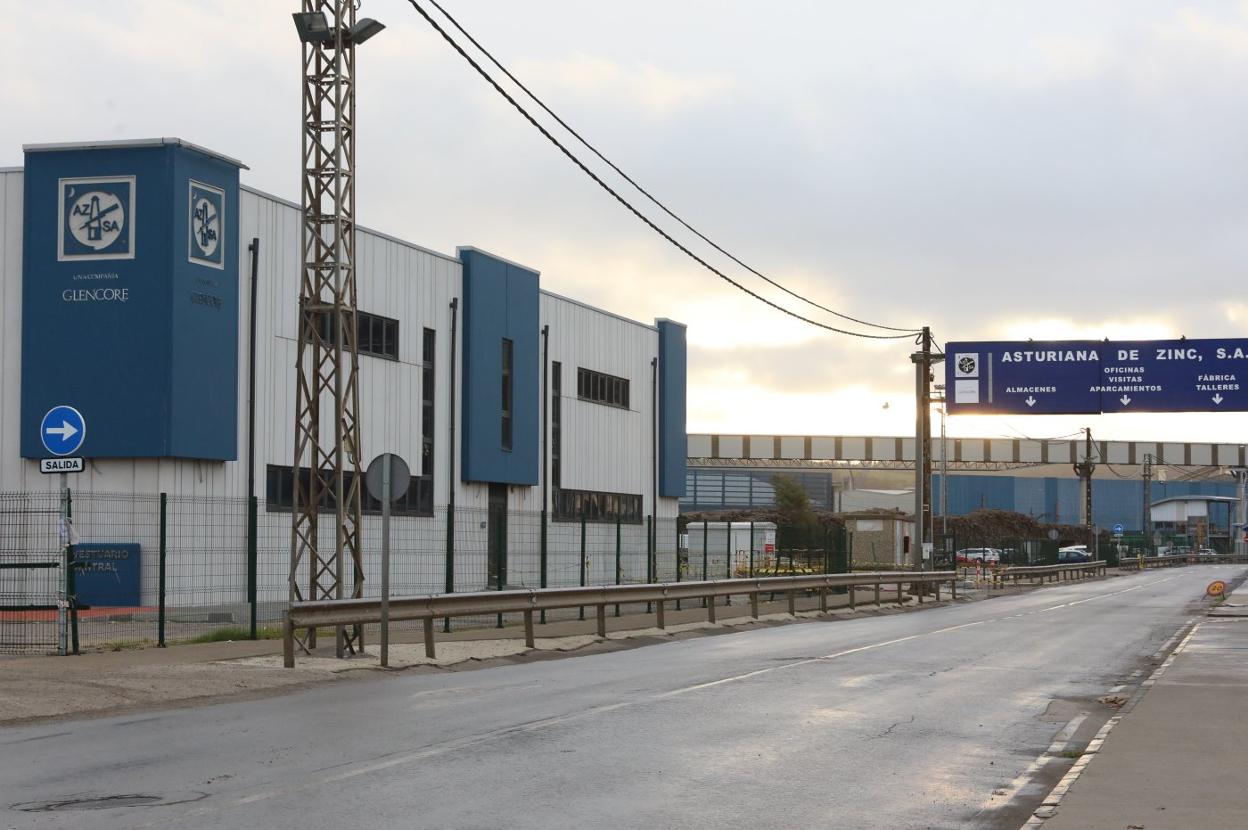 La planta de Asturiana de Zinc en san Juan de Nieva, en el concejo de Castrillón. 