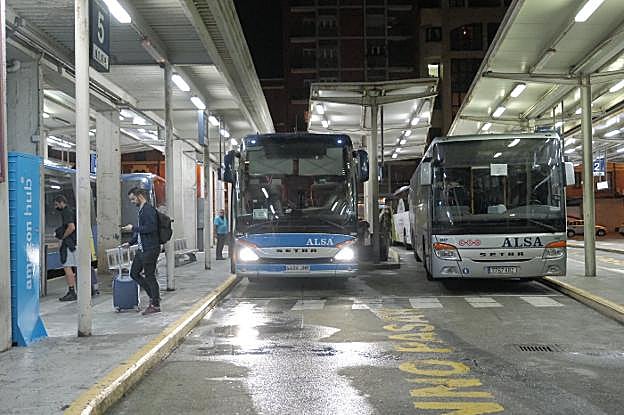 Autocares en la estación gijonesa de ALSA, anoche. 