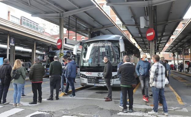 Colas en la estación de autobuses de ALSA en Gijón.