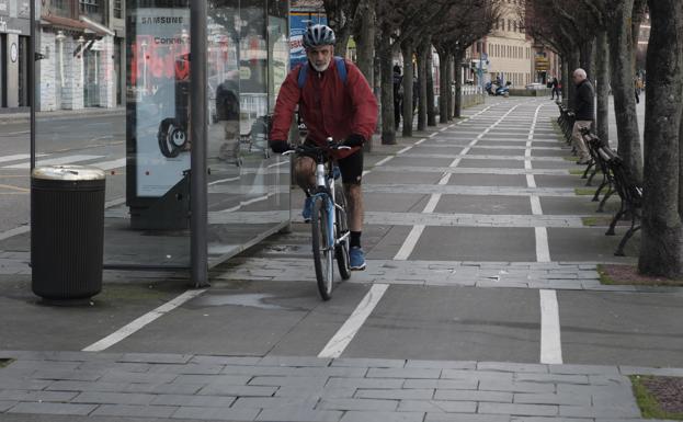 ¿Se permite el uso de luces parpadeantes en las bicicletas?