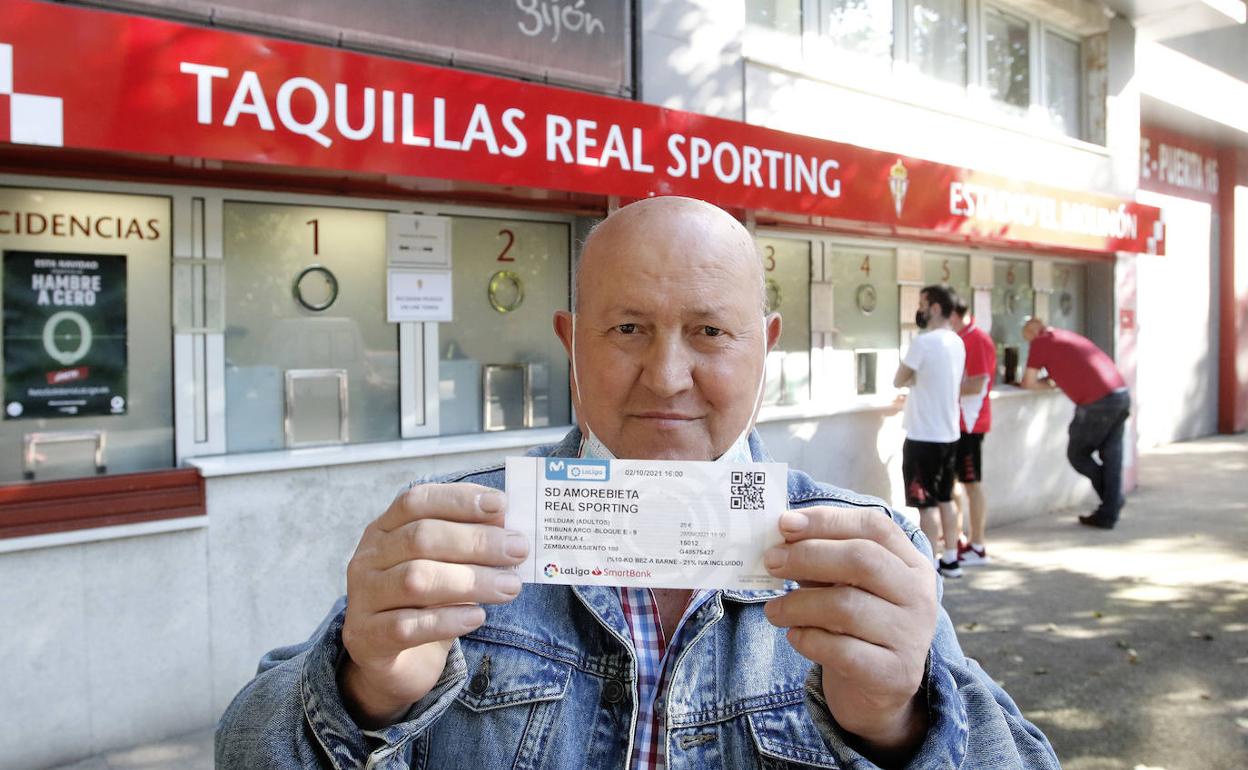 Un aficionado, hoy, con su entrada