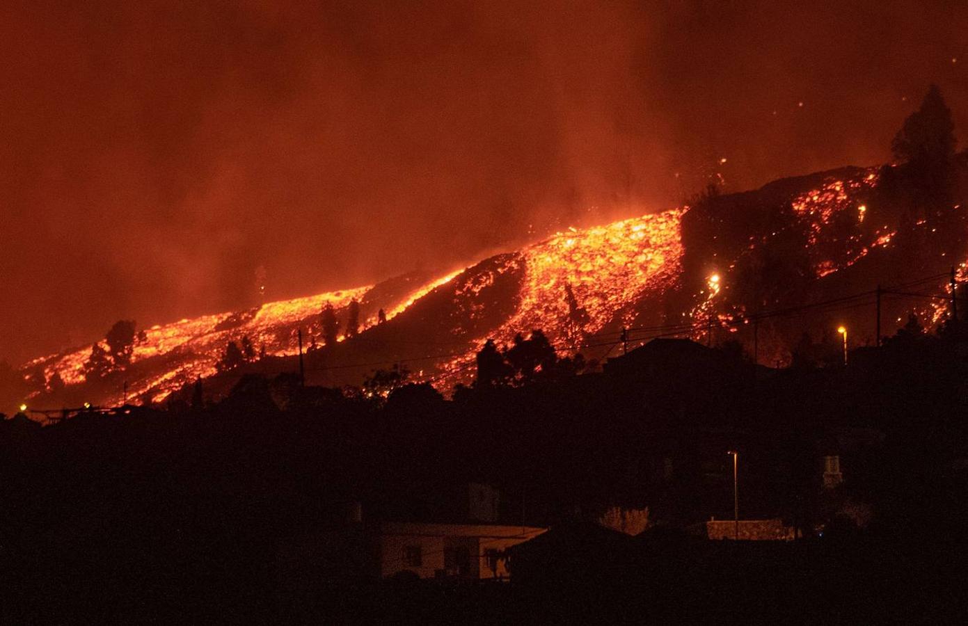 La lava del volcán de Cumbre Vieja en La Palma arrasa con todo a su paso, ya ha destruido un millar de edificaciones y amenaza con otro tanto. La erupción ha cambiado la fisionomía de La Palma, ha ganado al mar 17,2 hectáreas y eleva 3 grados la temperatura del mar. 