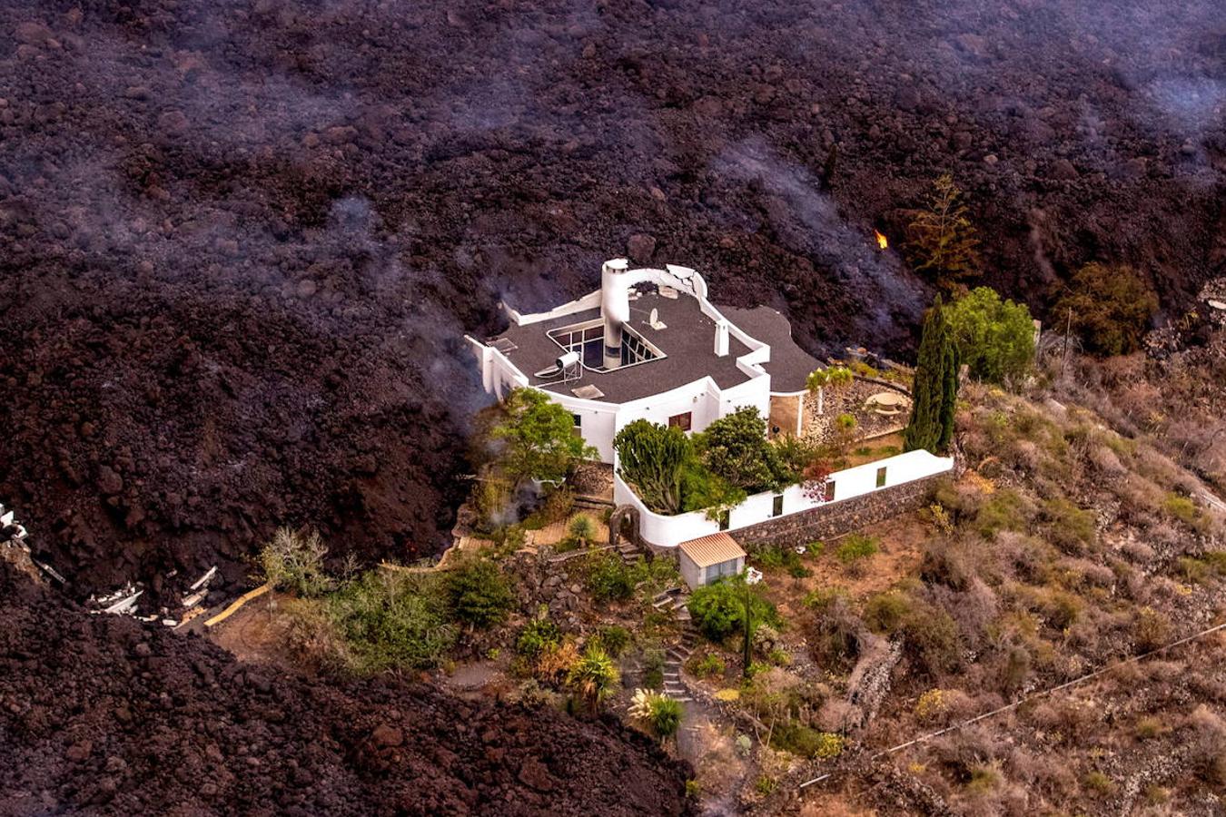 La lava del volcán de Cumbre Vieja en La Palma arrasa con todo a su paso, ya ha destruido un millar de edificaciones y amenaza con otro tanto. La erupción ha cambiado la fisionomía de La Palma, ha ganado al mar 17,2 hectáreas y eleva 3 grados la temperatura del mar. 