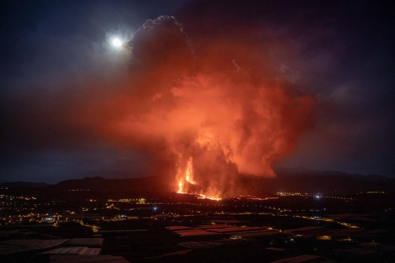 La lava del volcán de Cumbre Vieja en La Palma arrasa con todo a su paso, ya ha destruido un millar de edificaciones y amenaza con otro tanto. La erupción ha cambiado la fisionomía de La Palma, ha ganado al mar 17,2 hectáreas y eleva 3 grados la temperatura del mar. 