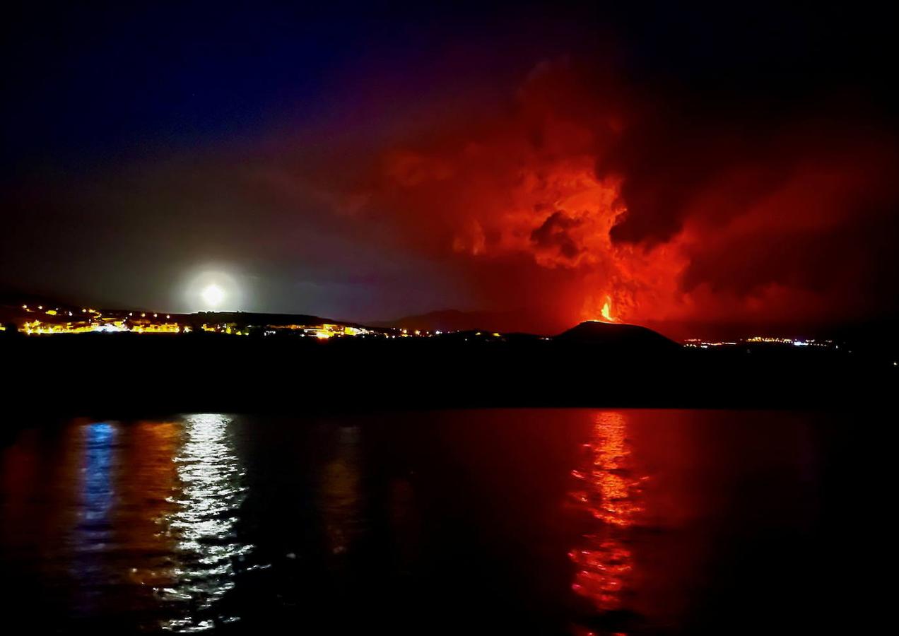 La lava del volcán de Cumbre Vieja en La Palma arrasa con todo a su paso, ya ha destruido un millar de edificaciones y amenaza con otro tanto. La erupción ha cambiado la fisionomía de La Palma, ha ganado al mar 17,2 hectáreas y eleva 3 grados la temperatura del mar. 