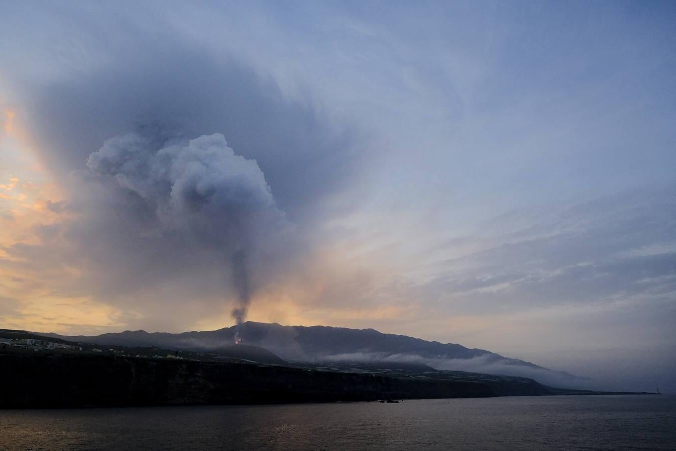 La lava del volcán de Cumbre Vieja en La Palma arrasa con todo a su paso, ya ha destruido un millar de edificaciones y amenaza con otro tanto. La erupción ha cambiado la fisionomía de La Palma, ha ganado al mar 17,2 hectáreas y eleva 3 grados la temperatura del mar. 