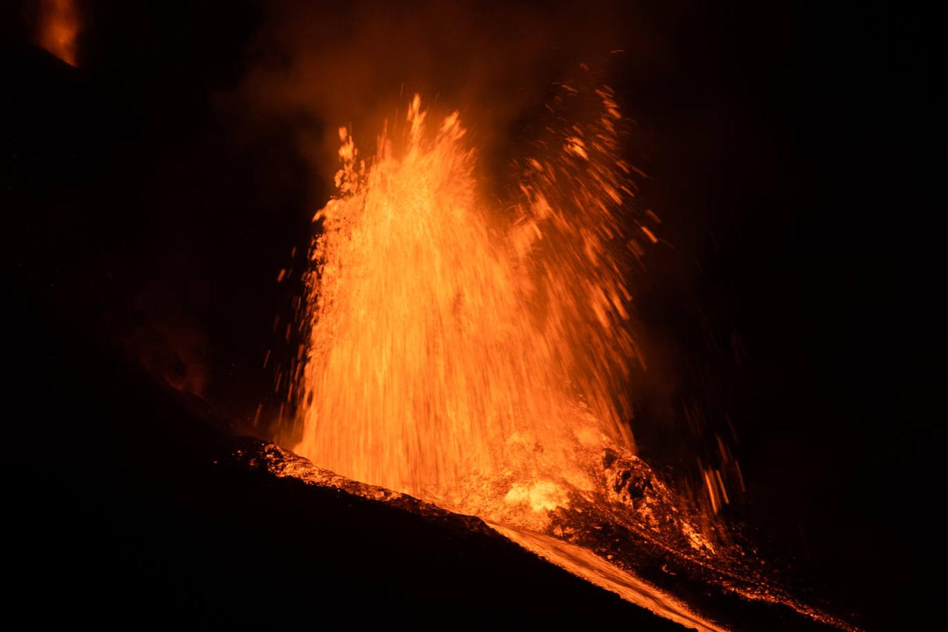 La lava del volcán de Cumbre Vieja en La Palma arrasa con todo a su paso, ya ha destruido un millar de edificaciones y amenaza con otro tanto. La erupción ha cambiado la fisionomía de La Palma, ha ganado al mar 17,2 hectáreas y eleva 3 grados la temperatura del mar. 