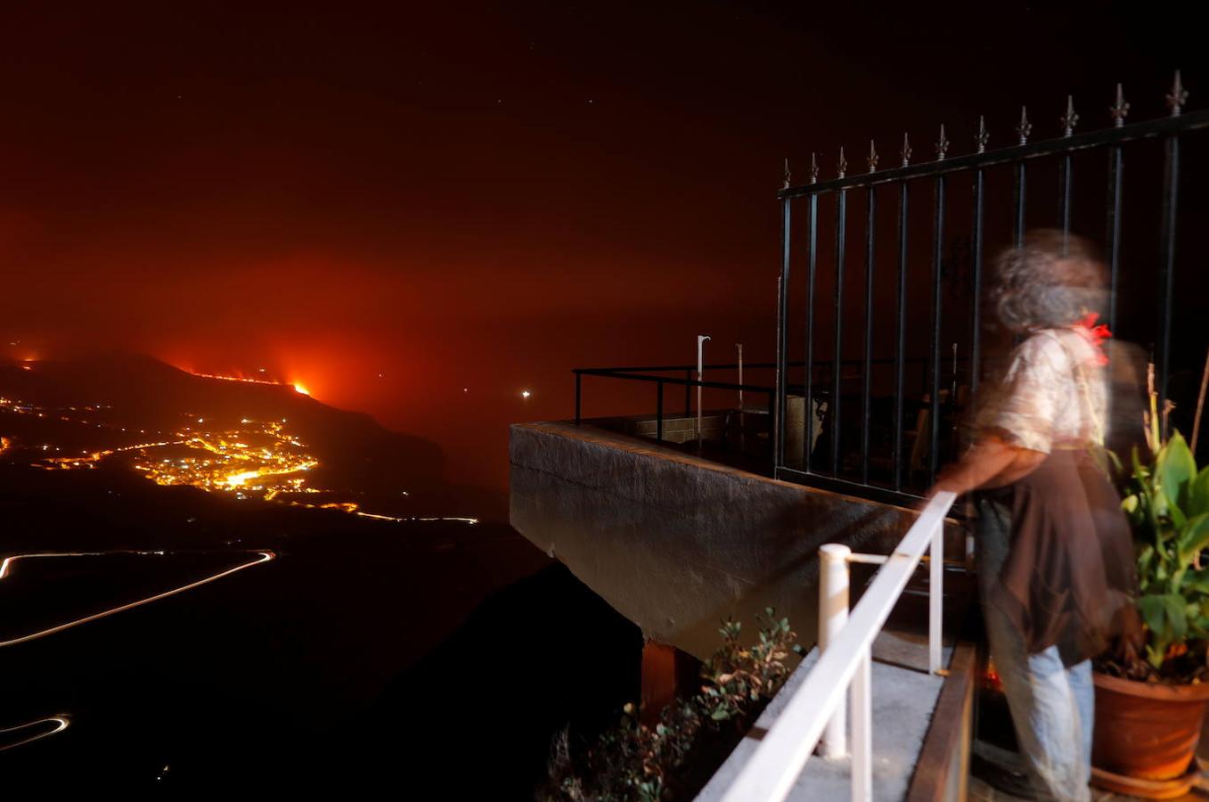 La lava del volcán de Cumbre Vieja en La Palma arrasa con todo a su paso, ya ha destruido un millar de edificaciones y amenaza con otro tanto. La erupción ha cambiado la fisionomía de La Palma, ha ganado al mar 17,2 hectáreas y eleva 3 grados la temperatura del mar. 