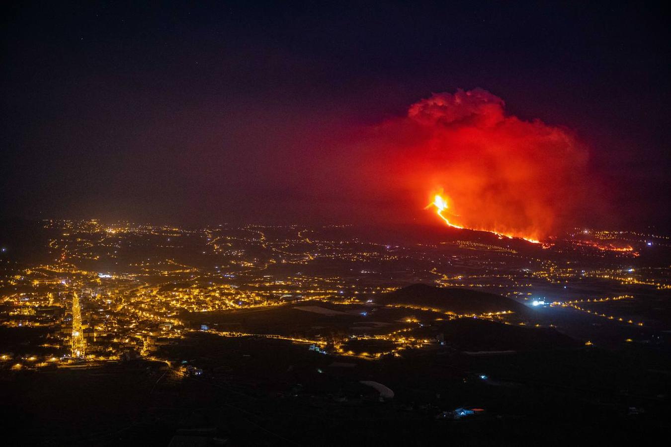 La lava del volcán de Cumbre Vieja en La Palma arrasa con todo a su paso, ya ha destruido un millar de edificaciones y amenaza con otro tanto. La erupción ha cambiado la fisionomía de La Palma, ha ganado al mar 17,2 hectáreas y eleva 3 grados la temperatura del mar. 