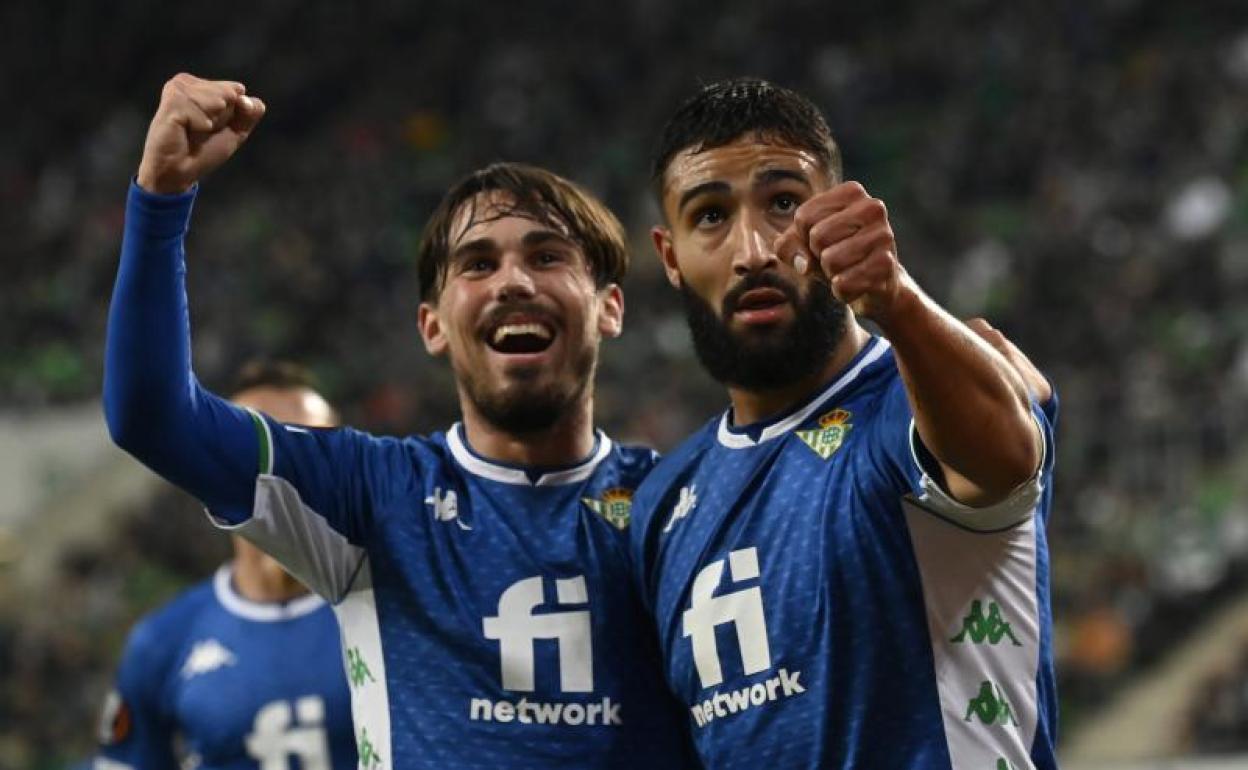 Fekir (d) celebra el primer gol del Betis al Ferencvaros juntos a Rodri. 