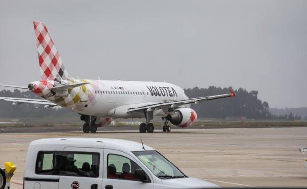 Un avión de Volotea en el aeropuerto de Asturias.
