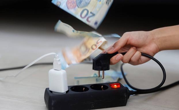 El precio de la luz comienza octubre con otro récord histórico, 216 euros/MWh