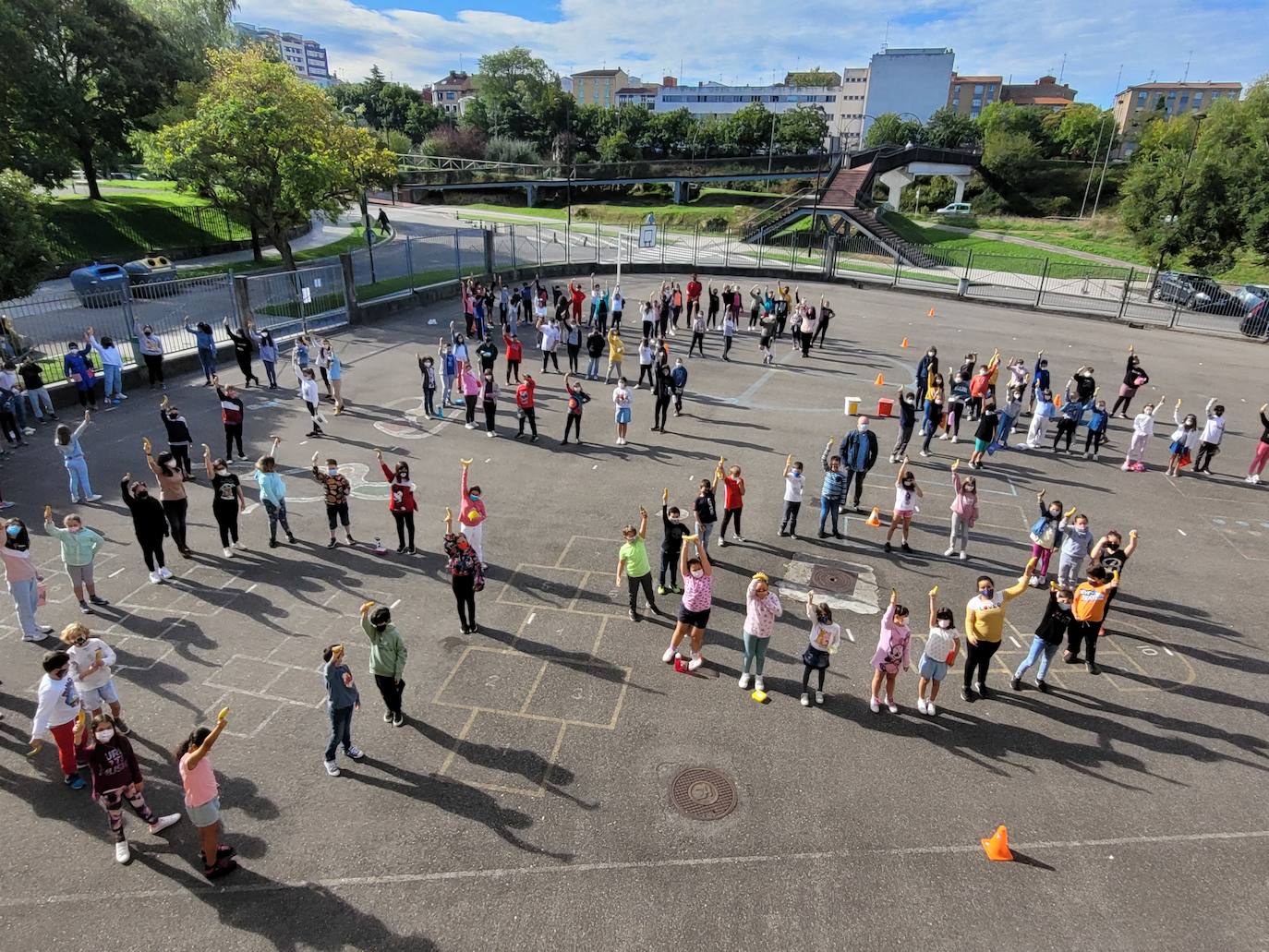 'Un plátano por La Palma'. Es el nombre de la iniciativa solidaria que ha puesto en marcha la Ampa del Colegio Público Cabueñes y a la que se están sumando otros muchos centros de la ciudad. Los niños han llevado al recreo un plátano canario para comérselo todos juntos en apoyo a los agricultores damnificados por la erupción del volcán en La Palma. 