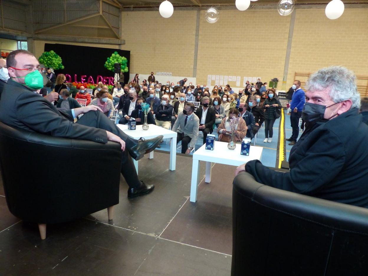 Adrián Barbón y el alcalde de Somiedo y presidente del Reader Asturias, Belarmino Fernández, en la primera jornada de '30 años de Leader'. 