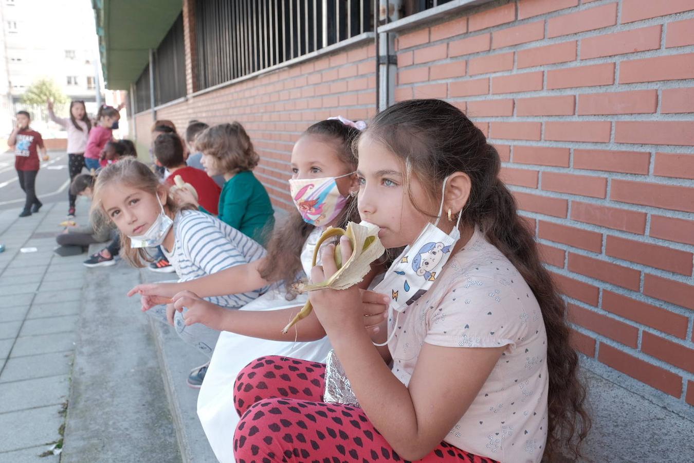 'Un plátano por La Palma'. Es el nombre de la iniciativa solidaria que ha puesto en marcha la Ampa del Colegio Público Cabueñes y a la que se están sumando otros muchos centros de la ciudad. Los niños han llevado al recreo un plátano canario para comérselo todos juntos en apoyo a los agricultores damnificados por la erupción del volcán en La Palma. 