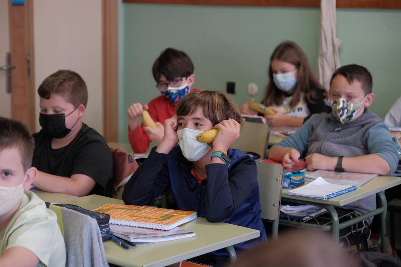 'Un plátano por La Palma'. Es el nombre de la iniciativa solidaria que ha puesto en marcha la Ampa del Colegio Público Cabueñes y a la que se están sumando otros muchos centros de la ciudad. Los niños han llevado al recreo un plátano canario para comérselo todos juntos en apoyo a los agricultores damnificados por la erupción del volcán en La Palma. 