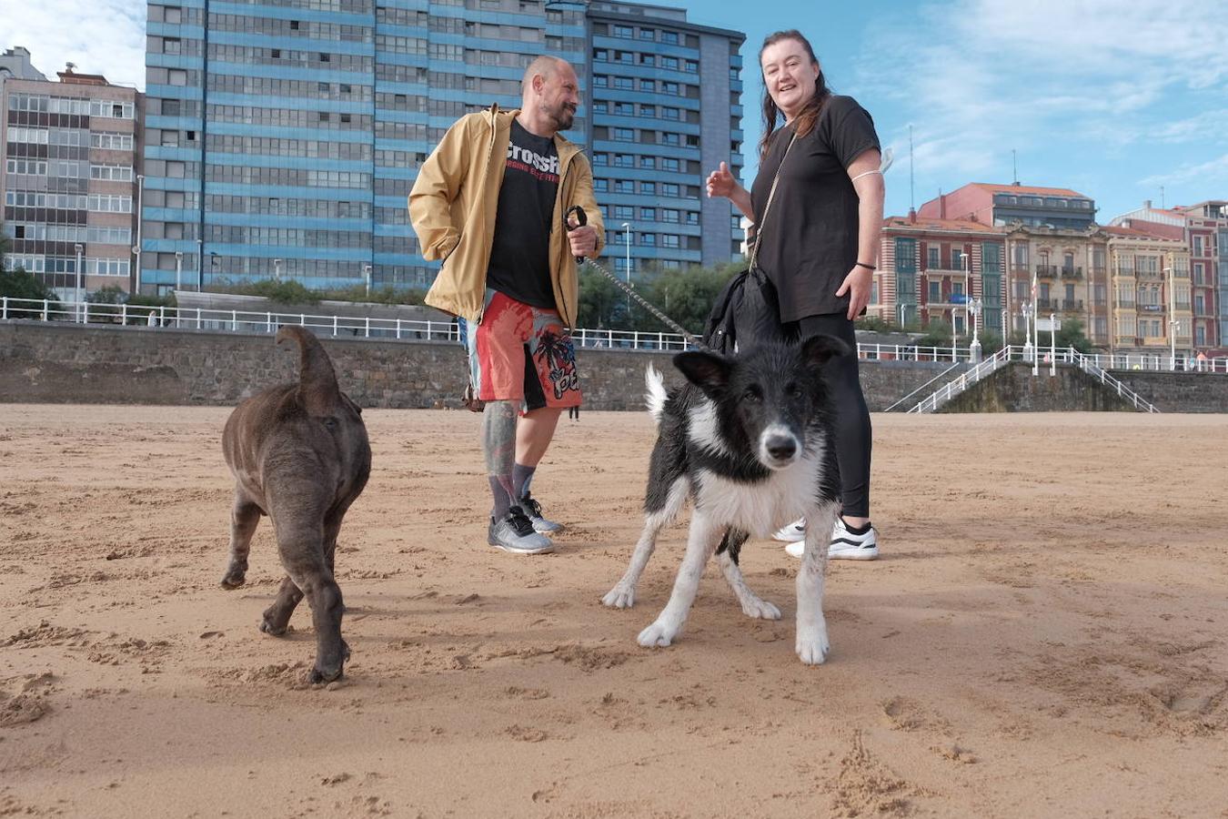 Como todos los años, el primer día de octubre, finalizada la temporada oficial de baños, decenas de perros disfrutaron del reencuentro con la playa de San Lorenzo. El retorno de los chapoteos por la orilla y las carreras detrás de las pelotas por la arena de los animales coincidió además con al tregua del buen tiempo durante las primeras horas. 
