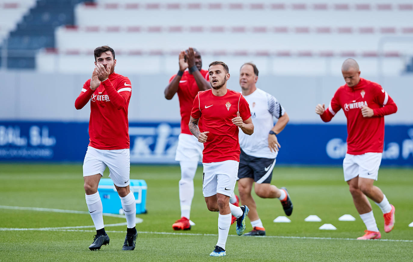 Estas son las mejores imágenes del partido disputado entre el Amorebieta y el Sporting. Los rojiblancos consiguieron empatar a 1 en un mal partido que, sin embargo, les permite mantener el liderato.