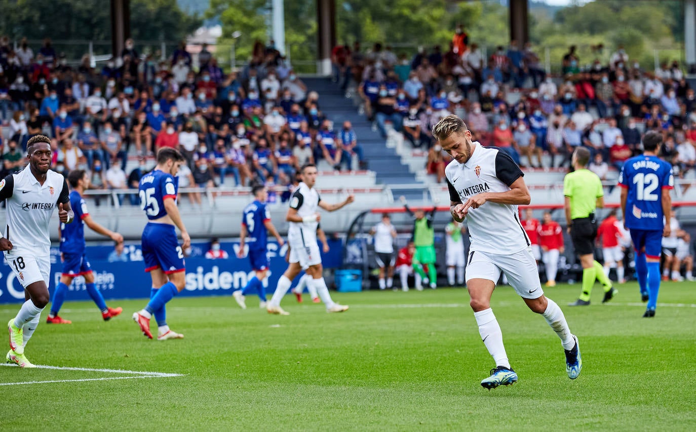 Estas son las mejores imágenes del partido disputado entre el Amorebieta y el Sporting. Los rojiblancos consiguieron empatar a 1 en un mal partido que, sin embargo, les permite mantener el liderato.