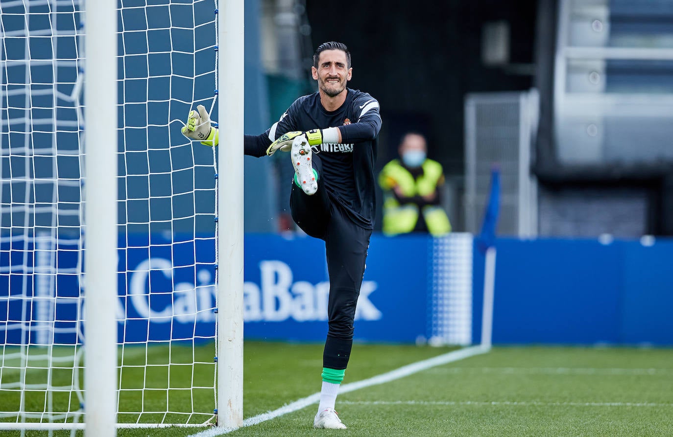 Estas son las mejores imágenes del partido disputado entre el Amorebieta y el Sporting. Los rojiblancos consiguieron empatar a 1 en un mal partido que, sin embargo, les permite mantener el liderato.