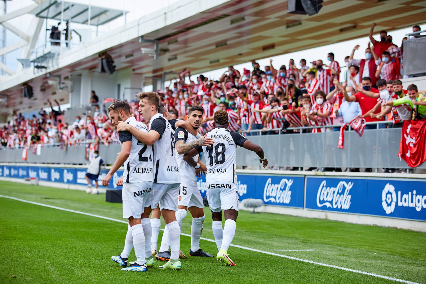 Estas son las mejores imágenes del partido disputado entre el Amorebieta y el Sporting. Los rojiblancos consiguieron empatar a 1 en un mal partido que, sin embargo, les permite mantener el liderato.