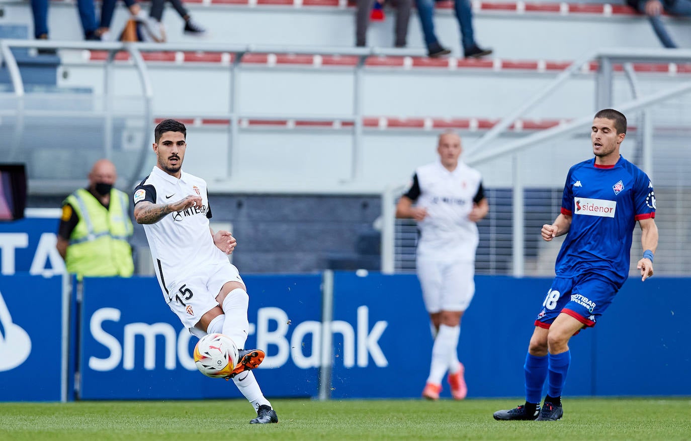 Estas son las mejores imágenes del partido disputado entre el Amorebieta y el Sporting. Los rojiblancos consiguieron empatar a 1 en un mal partido que, sin embargo, les permite mantener el liderato.