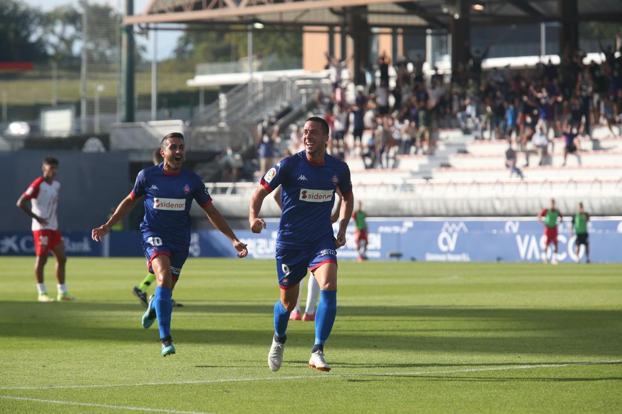 Obieta celebrando su gol en el partido ante el Almería. 