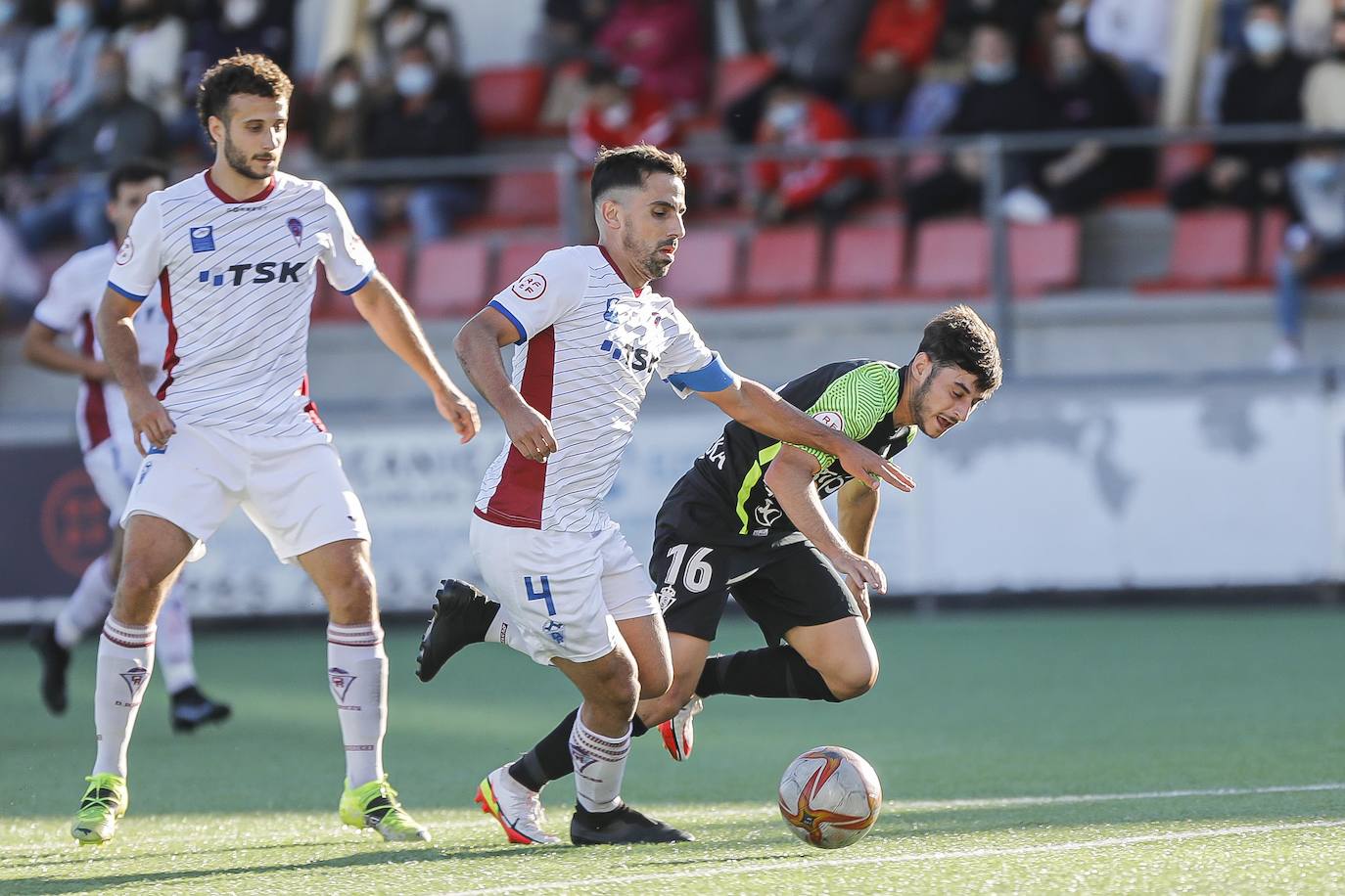 Fotos: La muralla del Roces detiene al Sporting B