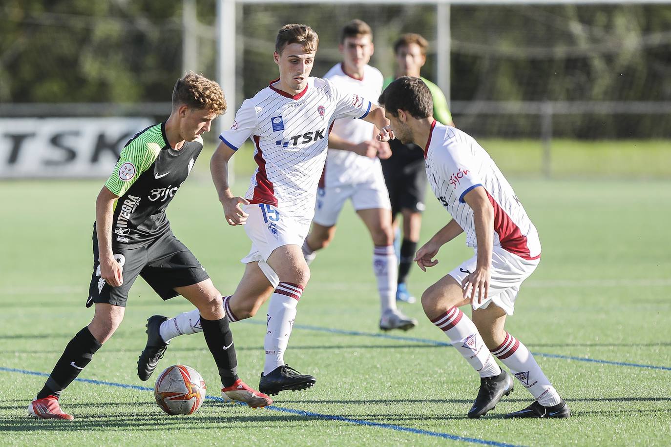 Fotos: La muralla del Roces detiene al Sporting B