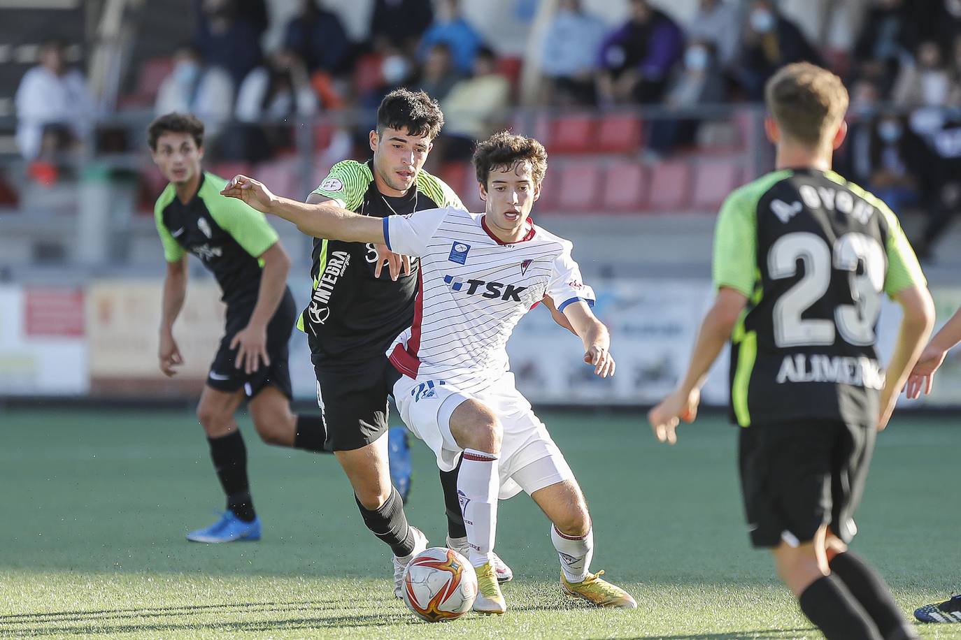 Fotos: La muralla del Roces detiene al Sporting B