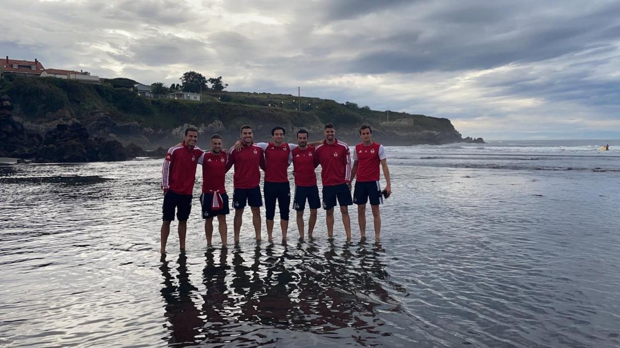 Futbolistas del Adarve se mojan en la playa de Santa María. 