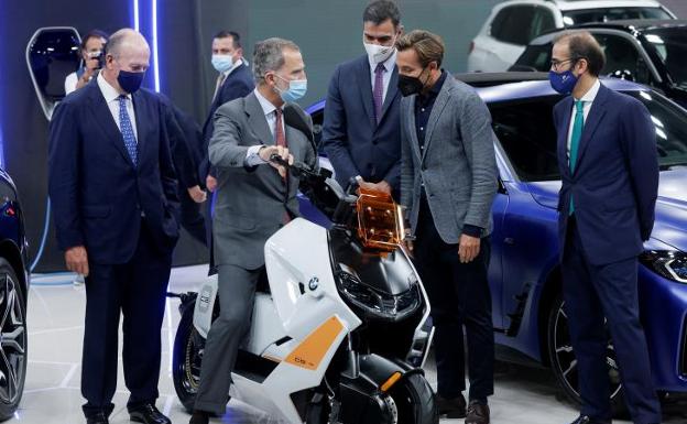 Felipe VI en la inauguración del salón del Automóvil Barcelona probando la BMW CE 04