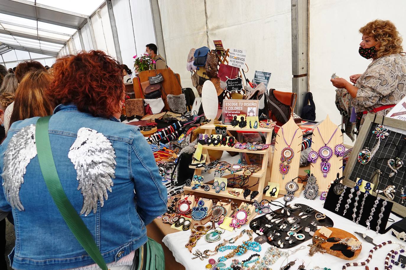 65 puestos de toda Asturias se han dado cita en Piloña para una nueva edición del Festival de la Avellena. Se han vendido más de tres toneladas del fruto.