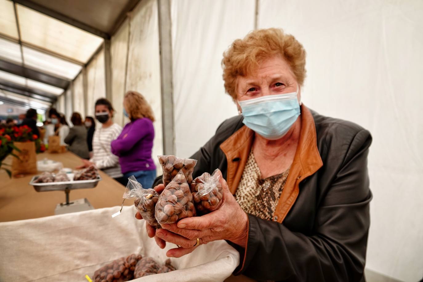 65 puestos de toda Asturias se han dado cita en Piloña para una nueva edición del Festival de la Avellena. Se han vendido más de tres toneladas del fruto.