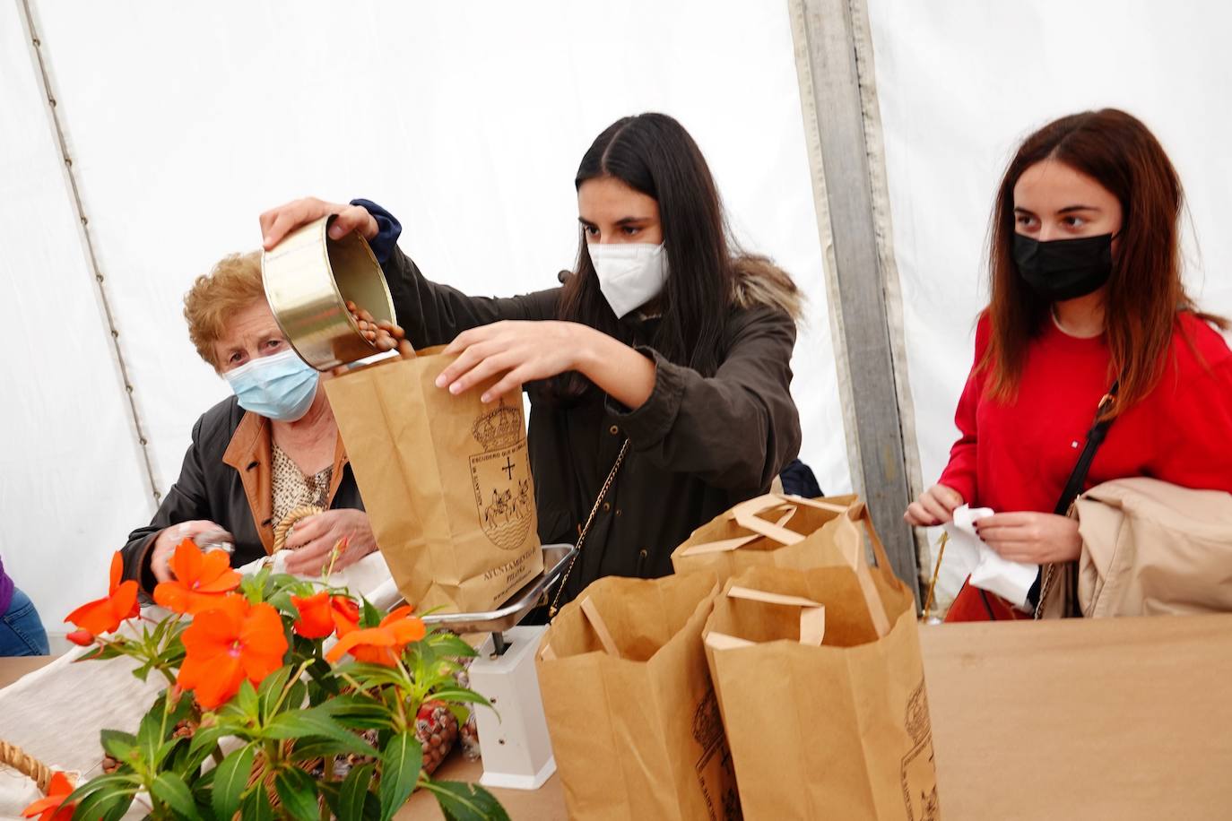 65 puestos de toda Asturias se han dado cita en Piloña para una nueva edición del Festival de la Avellena. Se han vendido más de tres toneladas del fruto.