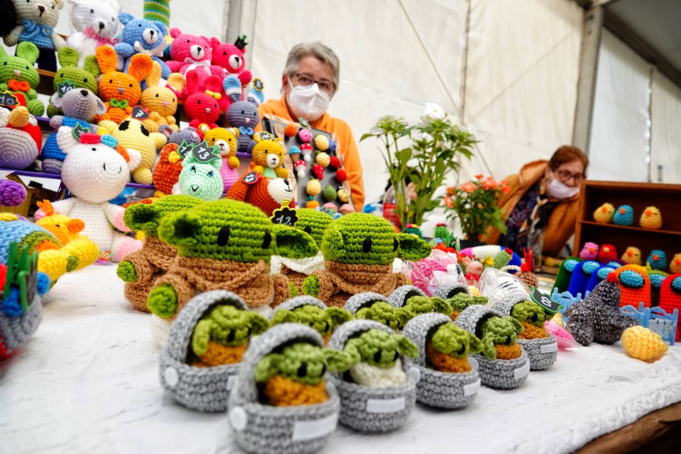 65 puestos de toda Asturias se han dado cita en Piloña para una nueva edición del Festival de la Avellena. Se han vendido más de tres toneladas del fruto.