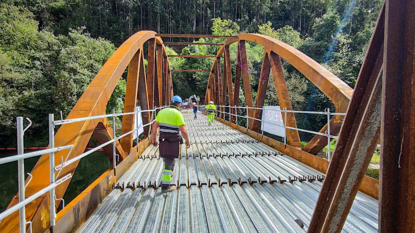 Fotos: Así fue la instalación del puente de Quinzanas