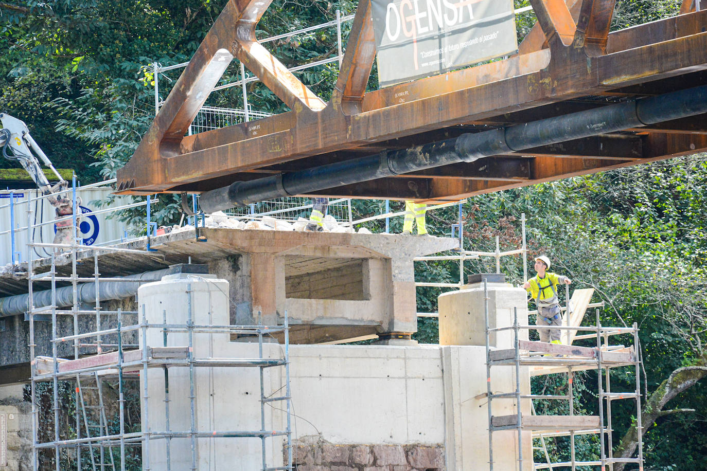 Fotos: Así fue la instalación del puente de Quinzanas