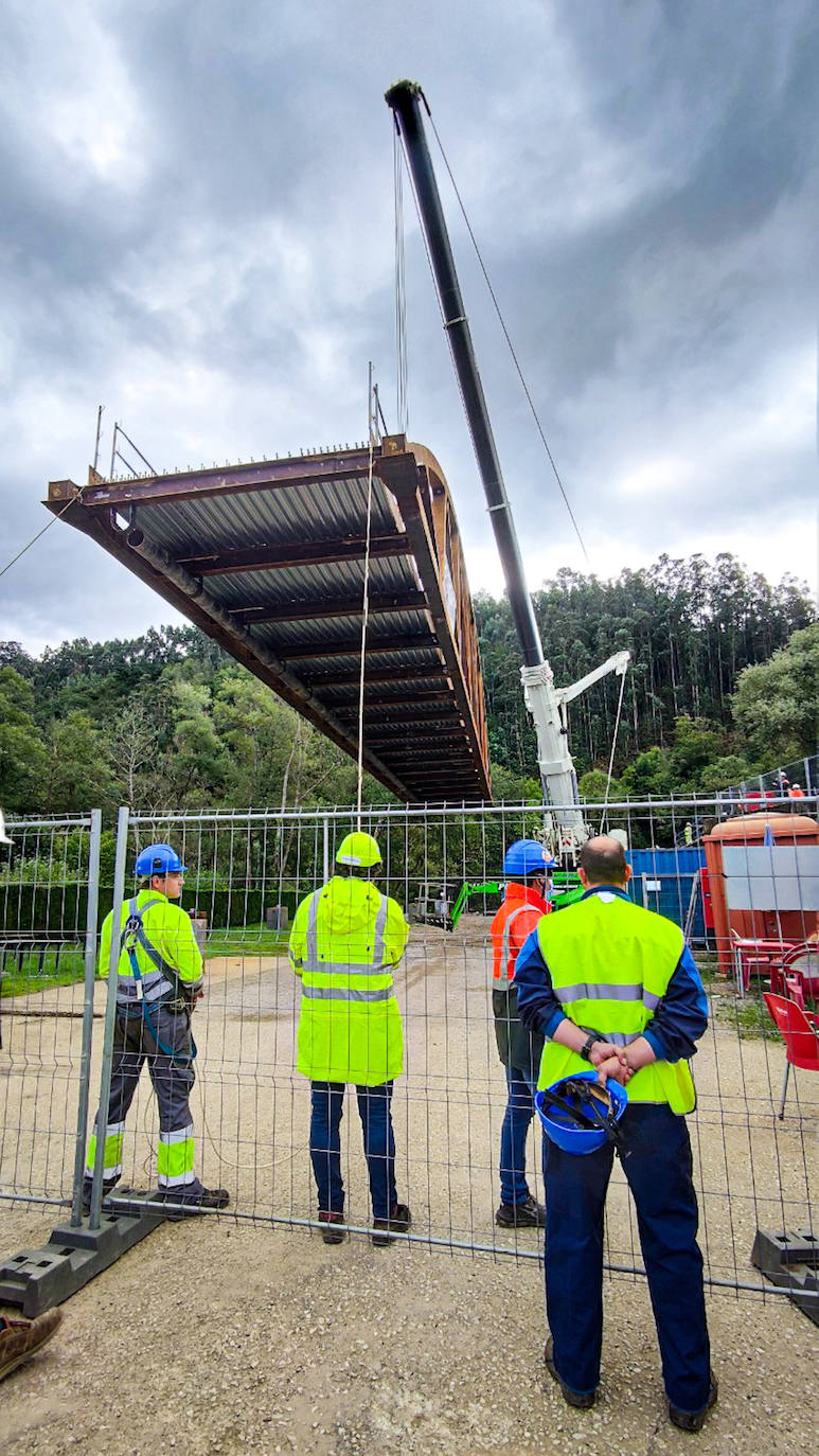 Fotos: Así fue la instalación del puente de Quinzanas