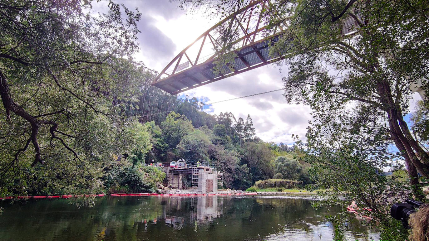 Fotos: Así fue la instalación del puente de Quinzanas