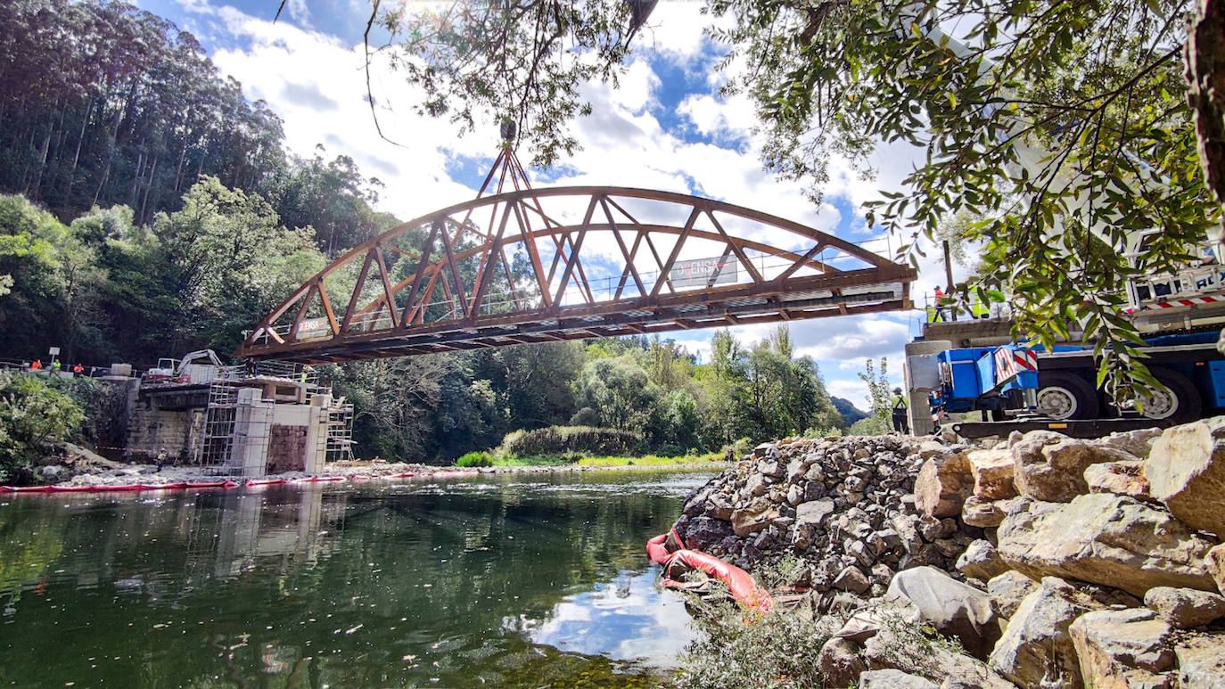 Fotos: Así fue la instalación del puente de Quinzanas