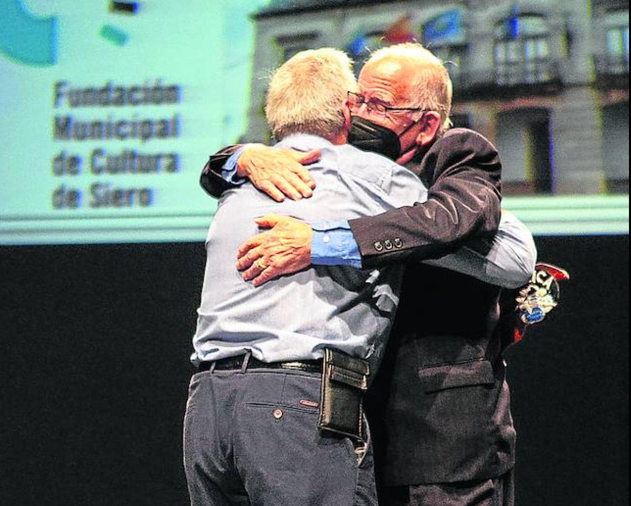 Fernando Ruiz abrazó a todos los miembros de la asociación durante el homenaje de ayer en la Pola. fotos: i. rimada