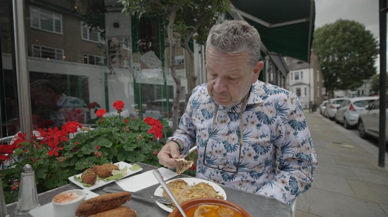 El cocinero Alberto Chicote, probando platos en un restaurante. 