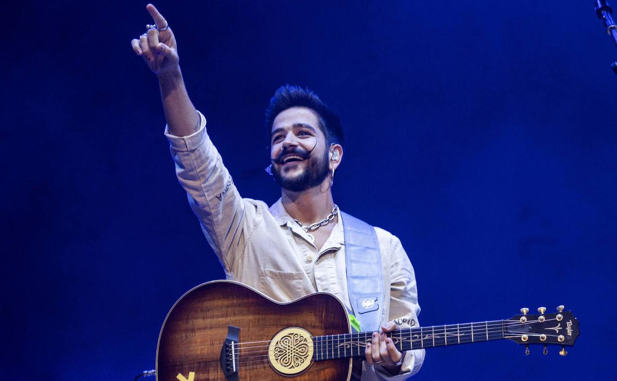 Camilo ha elegido Gijón como destino para pasar unos días de vacaciones, junto a su pareja también cantante, Evaluna Montaner.