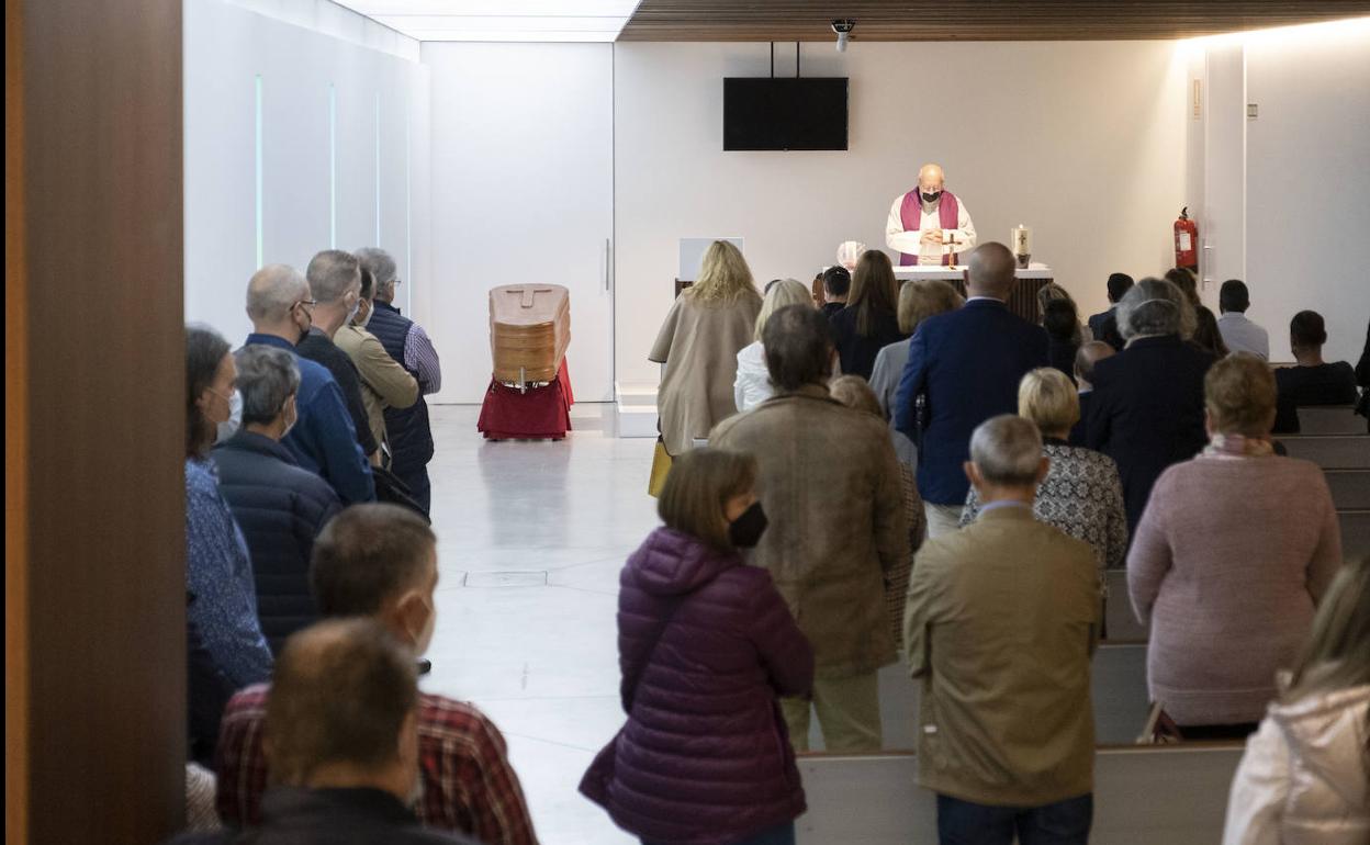 Asistentes al funeral de la profesora Sagrario López.