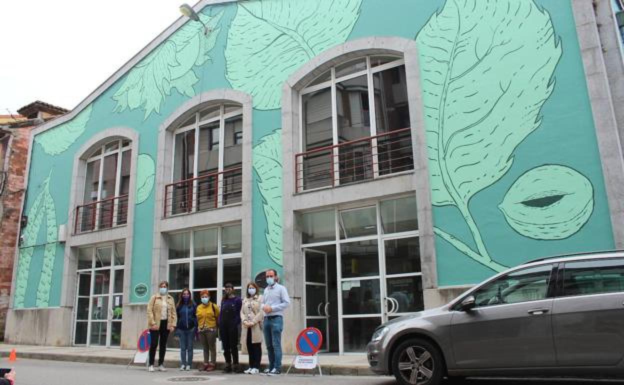Patricia Ferrero, Laura Gutiérrez, Viri Iglesias, Laura Lara, Ana Fernández e Iván Allende con el mural.