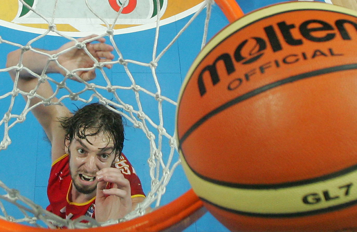 Pau Gasol, el mejor jugador de baloncesto español, se retira tras una carrera llena de éxitos en la que destacan dos títulos de la NBA y once medallas con la selección, entre ellas, dos platas olímpicas. Entre otros galardones y reconocimientos que también ostenta, destaca el Premio Princesa de Asturias de los Deportes que le fue concedido en el año 2015 junto a su hermano, el también jugador de baloncesto Marc Gasol.