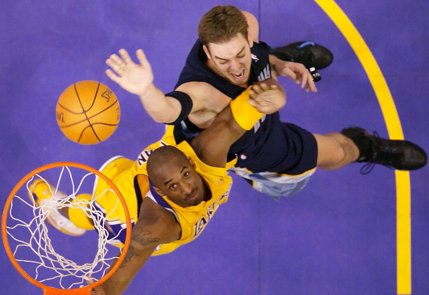 Pau Gasol, el mejor jugador de baloncesto español, se retira tras una carrera llena de éxitos en la que destacan dos títulos de la NBA y once medallas con la selección, entre ellas, dos platas olímpicas. Entre otros galardones y reconocimientos que también ostenta, destaca el Premio Princesa de Asturias de los Deportes que le fue concedido en el año 2015 junto a su hermano, el también jugador de baloncesto Marc Gasol.